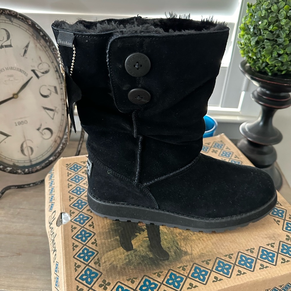 New Black 8.5 Womens Skechers Genuine Suede Leather boots.